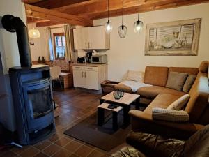 Η κουζίνα ή μικρή κουζίνα στο Ferienhaus MARIA im Waldferiendorf