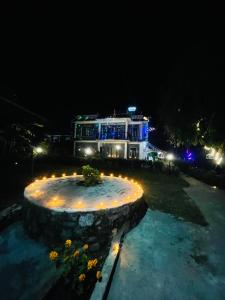 Bazén v ubytování Hotel Peace Ganga Inn nebo v jeho okolí