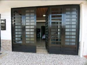 a pair of wooden doors in a room at Apto-baño privado y área de trabajo para ti solo in Acacías