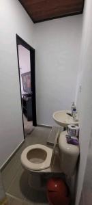 uma casa de banho com um WC e um lavatório em Apto-baño privado y área de trabajo para ti solo em Acacías