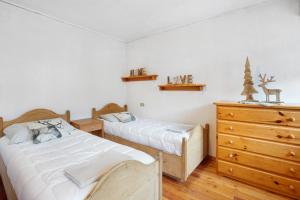 a bedroom with two twin beds and a dresser at Lovin Summer in Livigno