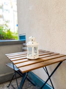 una linterna sobre una mesa de madera en 2 Zimmer City Apartment mit Terrasse und Tiefgaragenstellplatz in Zentrum von Leipzig, en Leipzig
