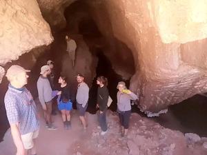 um grupo de pessoas em pé em uma caverna em Panorama ait Hani Tinghir em Tinghir