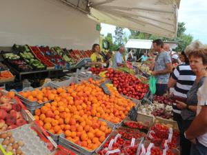 a farmers market with oranges and other fruits and vegetables at Tra i Pini in Lignano Sabbiadoro
