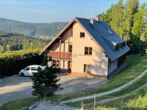 ein Haus mit einem davor geparkt in der Unterkunft Chata Boubín in Kubohütten