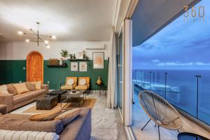 Una sala de estar con vista al mar. en Stunning, Seafront 3BR home in the heart of Sliema by 360 Estates, en Sliema 55 fotos más