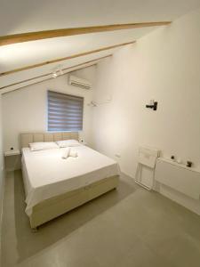 En eller flere senge i et værelse på AQUA Apartment