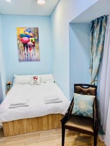 um quarto com uma cama com um quadro na parede em Like Home Hostel na Shevchenko em Almaty