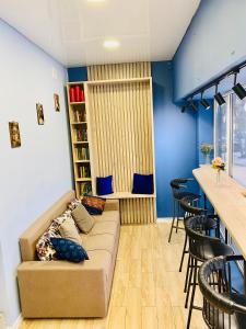 uma sala de estar com um sofá e um bar em Like Home Hostel na Shevchenko em Almaty