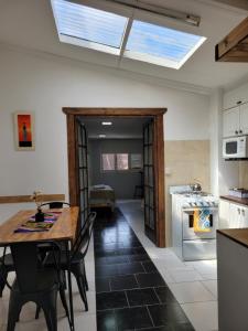 uma cozinha com uma mesa e uma sala de jantar em Departamento céntrico em Puerto San Julian