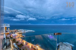 Una vista del océano desde un edificio en Stunning, Seafront 3BR home in the heart of Sliema by 360 Estates, en Sliema