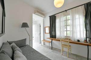 ein Wohnzimmer mit Sofa und Tisch in der Unterkunft Piteoussa rooms in Hydra