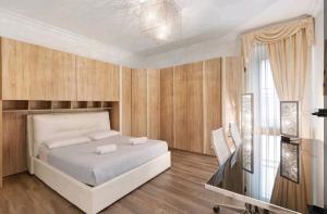 una camera con letto bianco e TV di Residenza Tosca a Mantova