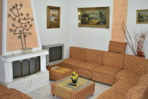 a living room with a couch and a tv at Countryside Home in Gómfoi