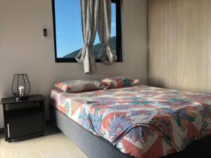 1 dormitorio con cama y ventana en Hermoso apartamento con piscina, vista al mar #, en Santa Marta