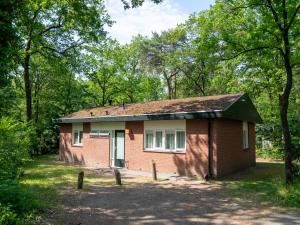 een klein bakstenen huis in het bos bij Summio Parc Heihaas in Putten