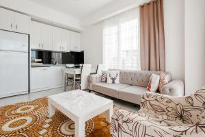 a living room with a couch and a table at Chic Residence w Balcony 5 min to Beach in Alanya in Avsallar