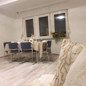 een woonkamer met een eettafel en stoelen bij Schöne geräumige 3 Zimmer Wohnung in Heidelberg in Leimen