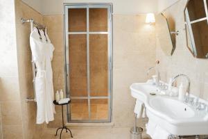 W łazience znajduje się umywalka i prysznic. w obiekcie Château Sainte Sabine w mieście Sainte-Sabine