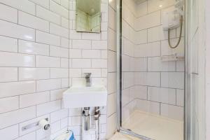 y baño con lavabo y ducha. en Modern 2 Bed Maisonette in Farringdon Barbican en Londres