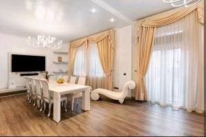 A television and/or entertainment centre at Residenza Tosca
