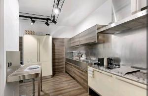 una cucina con elettrodomestici in acciaio inossidabile e bancone di Residenza Tosca a Mantova