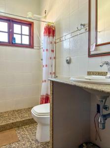 Koupelna v ubytování Casa na serra Miguel Pereira 3 qtos ideal para famílias e grupos pequeno