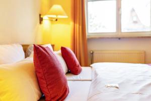 Ένα ή περισσότερα κρεβάτια σε δωμάτιο στο Landschloss Ernestgrün Apartment308
