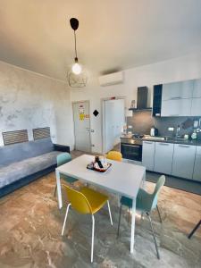 Il comprend une cuisine et un salon avec une table et des chaises. dans l'établissement Smart Design Apartment Central Station, à Bergame