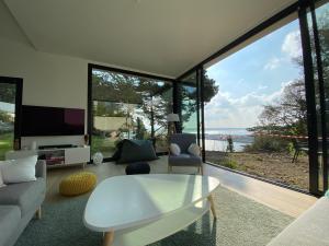 een woonkamer met uitzicht op de oceaan bij Vue mer Bretagne Villa d'architecte in Plérin