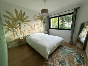 una camera da letto con un letto grande e una finestra di Vue mer Bretagne Villa d'architecte a Plérin Altre 46 foto