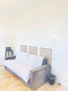 Ce lit se trouve dans un dortoir doté d'un mur blanc. dans l'établissement Smart Design Apartment Central Station, à Bergame