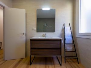 a bathroom with a sink and a ladder and a mirror at Somos Genius! Siéntete como en casa, en el corazón de Tarragona in Tarragona