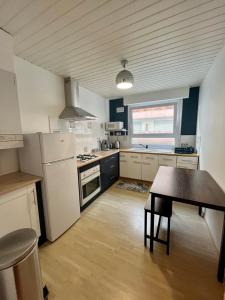 Kuchyňa alebo kuchynka v ubytovaní Joli appartement proche Centre