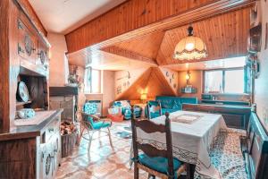 una sala da pranzo con un tavolo e sedie in una stanza di La Mansarda di Prato Nevoso a Prato Nevoso