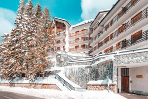 un albero di Natale davanti a un edificio di La Mansarda di Prato Nevoso a Prato Nevoso