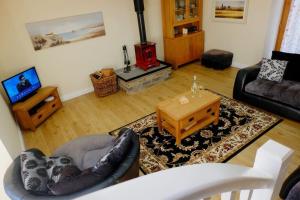 sala de estar con sofá y mesa de centro en The Ash Cottage, en Brecon
