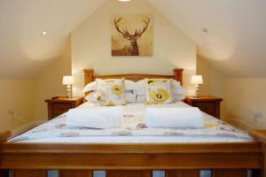 1 dormitorio con 1 cama grande y 2 lámparas en The Ash Cottage, en Brecon