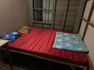 ein kleines Bett mit zwei Kissen darüber in der Unterkunft Khmer rooms in Siem Reap
