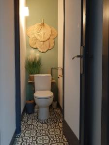 La salle de bains est pourvue de toilettes et d'une plante murale. dans l'établissement Et au pied coule une rivière, situation et vue idéales, à Auxerre