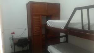 Casa San Alonso في بوكارامانغا: غرفة نوم مع سرير بطابقين وسلم إلى سرير بطابقين
