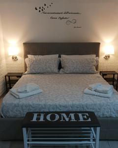 ein Schlafzimmer mit einem Bett mit zwei Handtüchern darauf in der Unterkunft Casetta SORIANO - Piazza Dante in Neapel