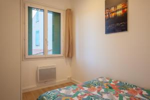 1 dormitorio con cama y ventana en Appartement Cassis, en Cassis