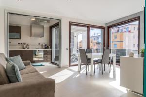 un soggiorno con un divano e un tavolo di Nettuno's Suite a Napoli