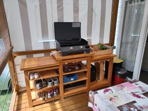 einen Holztisch mit einem TV darüber in der Unterkunft Ma pause Charentaise in Les Mathes