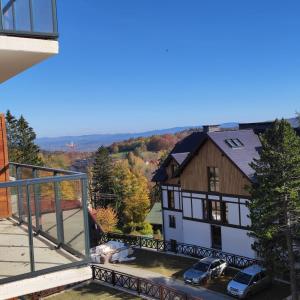 Aussicht vom Balkon eines Hauses in der Unterkunft Apartament A19 Green Park Resort -basen ,sauny ,siłownia ,jacuzzi in Szklarska Poręba