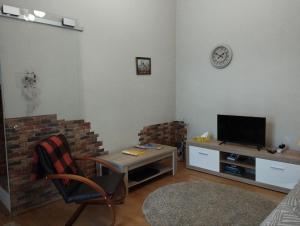Televízia a/alebo spoločenská miestnosť v ubytovaní Family Stay in Lviv (2 Rooms + Kitchen)