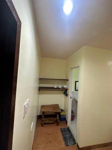Edgar's Guest House في موالبوال: غرفة صغيرة مع طاولة ومرحاض