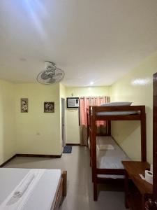 Tempat tidur dalam kamar di Edgar's Guest House