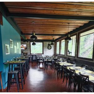 Restaurace v ubytování GITE LE BELVEDERE AU REFUGE DU PHOENIX, ECHEVIS